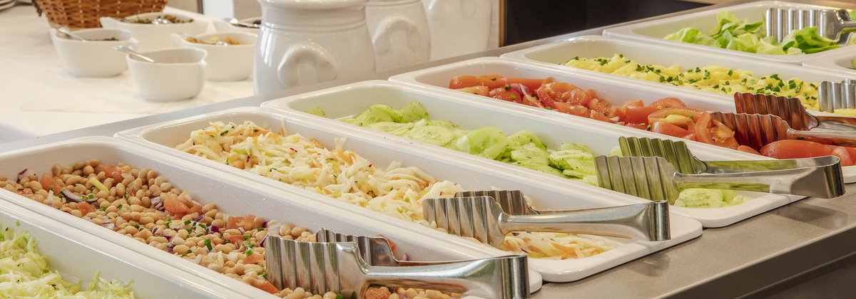 Salate vom Buffet - frisch & knackig!